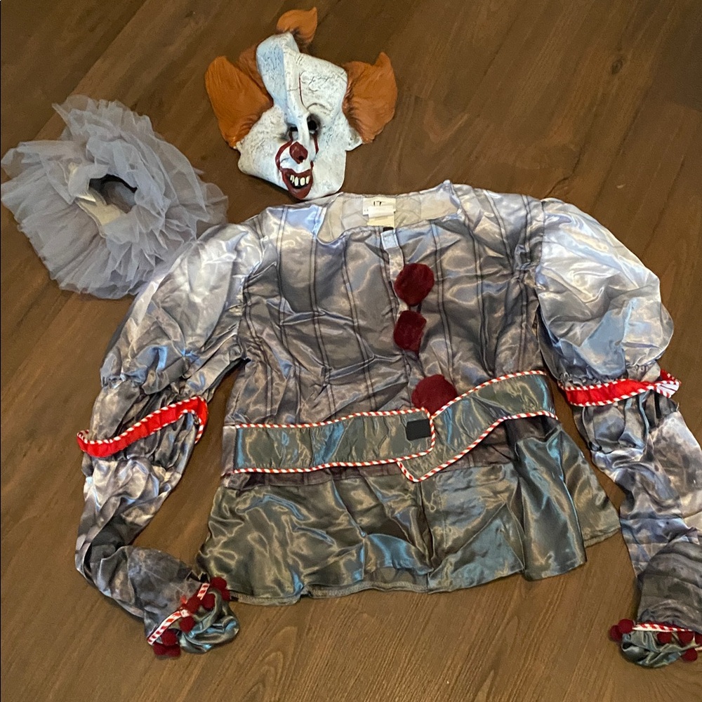 Pennywise Costume - Picture 3 of 5